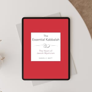 以下が含まれることがあります： 赤い画面のデジタルタブレットに「The Essential Kabbalah」の表紙が表示されています。「The Heart of Jewish Mysticism」というタイトルの本とサブタイトルは、白い長方形に白い文字で書かれています。著者の名前、Daniel C. Mattも表示されています。