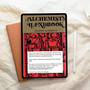 Puede incluir: Una tableta digital que muestra la portada de "Alchemist's Handbook" de Frater Albertus. La portada es roja y dorada con ilustraciones y texto. Un lápiz óptico blanco y un cuaderno marrón están junto a la tableta. El texto en la tableta incluye información sobre reuniones ocultas.
