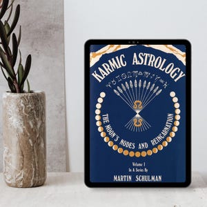 Könnte beinhalten: Ein digitales Tablet zeigt das Cover von "Karmic Astrology" von Martin Schulman. Das Cover ist marineblau mit weißem und goldenem Text und Illustrationen, darunter astrologische Symbole und die Worte "The Moon's Nodes and Reincarnation."