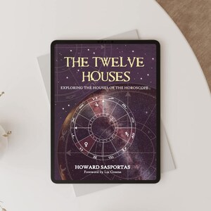 Puede incluir: Una tableta digital muestra la portada del libro "The Twelve Houses: Exploring the Houses of the Horoscope" de Howard Sasportas. La portada presenta un fondo morado oscuro con símbolos astrológicos y texto dorado.
