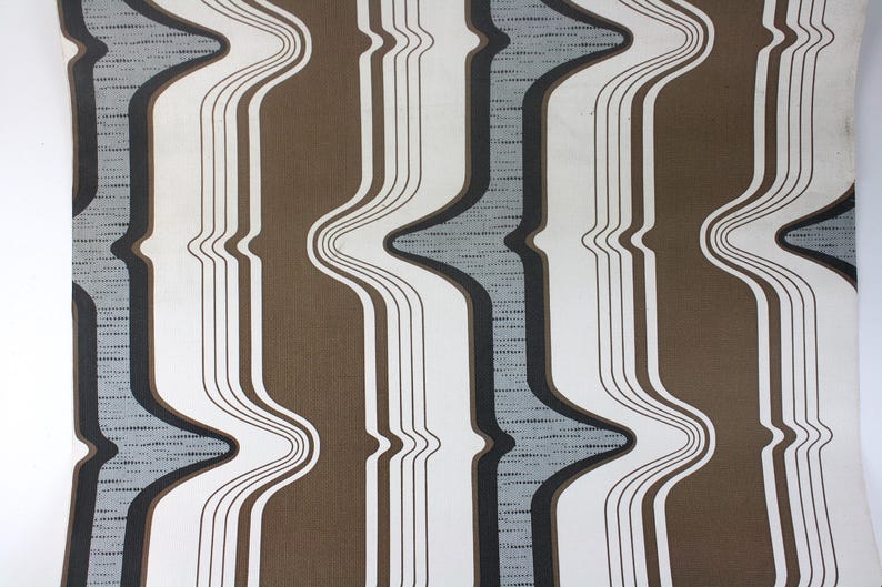 Op de afbeelding: Abstracte behang met een golvend patroon in bruin, wit en grijs.