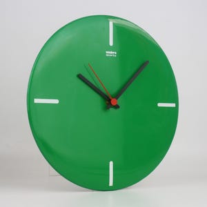 Vintage Umbra Green Wall Clock – 26cm Diameter – Minimalist Retro Design – Glossy Finish – Mid Century Style – Working Condition
