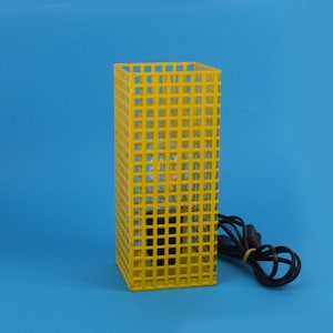 Lámpara de mesa vintage de rejilla metálica amarilla de los años 80 / Lámpara industrial tipo jaula / Lámpara de escritorio retro de los 80