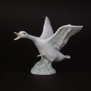 Vintage Lladro Retired Porcelain Goose Duck Jumping Running Taking Flight #1265 MINT ,  Handcrafted in Spain , Elegant White Bird Sculpture