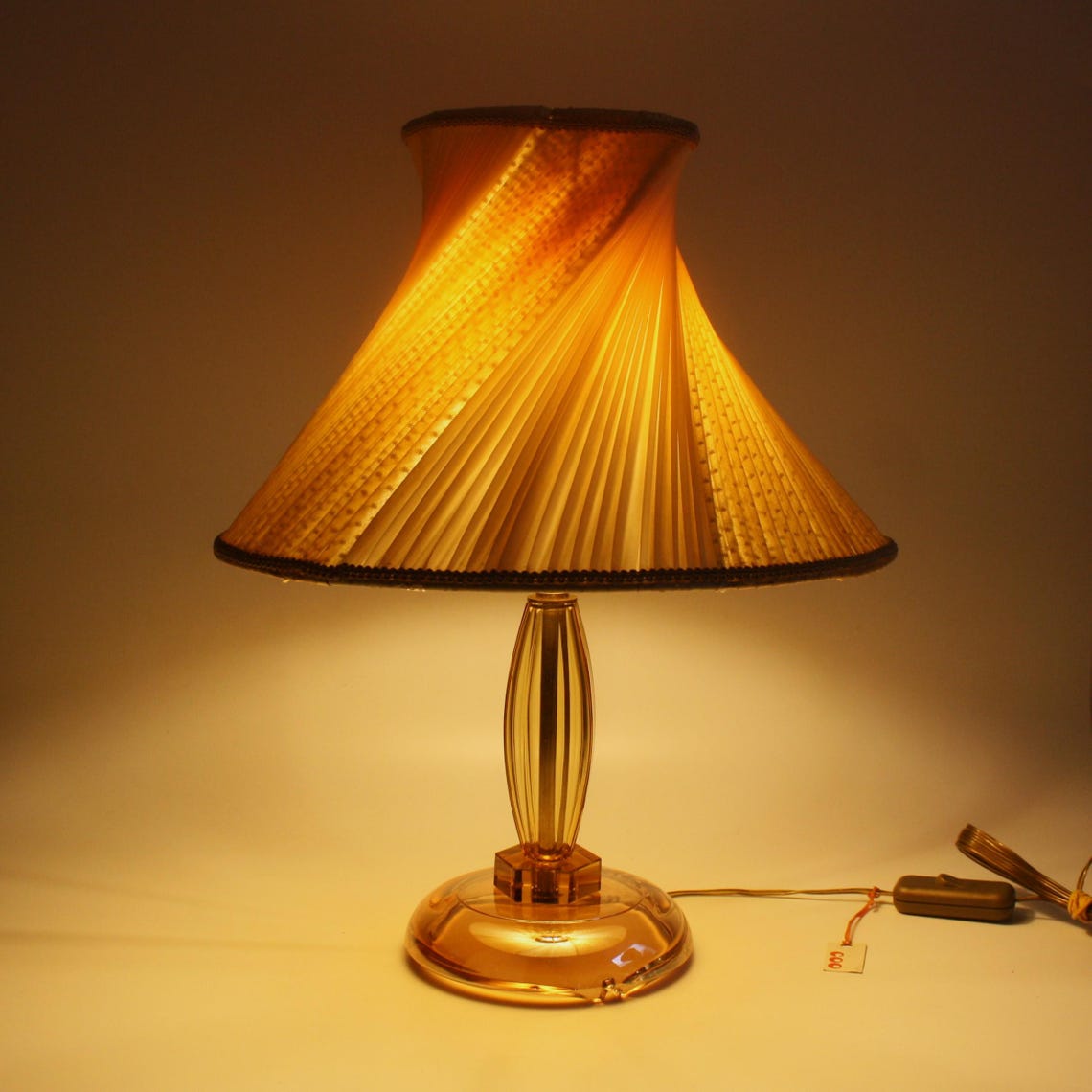 Art Deco Table Lamp: Iridescent Glass Base, Twisted Fabric Shade, foto 4 di 5