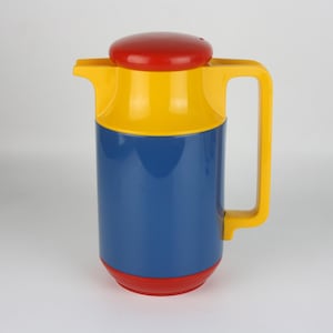 Peut inclure: Thermos de style rétro aux couleurs vives : couvercle et base rouges, corps bleu et poignée et bec jaunes. Le récipient isotherme est conçu pour garder les boissons chaudes ou froides. Capacité d'environ 1 litre.