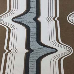Op de afbeelding: Abstracte behang met bruine en witte strepen en een golvend ontwerp in grijs en zwart.