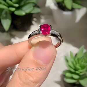 Anello solitario con rubino – Rubino sintetico taglio ovale con inserti in zirconi cubici in argento sterling