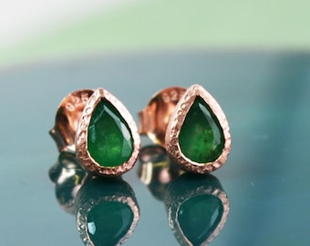 Orecchini a bottone con smeraldo Orecchini con pietra portafortuna di maggio in oro rosa Delicati orecchini a bottone in oro rosa a goccia Orecchini con pietra preziosa verde smeraldo