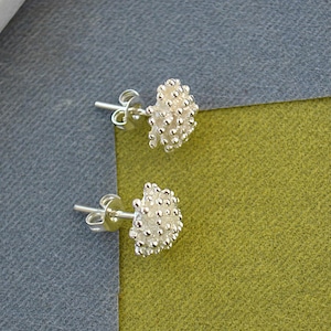 Orecchini a bottone con dente di leone in argento sterling, regalo per damigelle, orecchini a bottone floreali minimalisti, regalo per lei