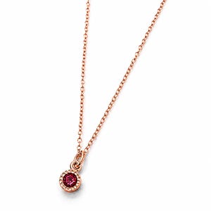 Peut inclure: Un collier en or rose composé d'une fine chaîne à maillons et d'un pendentif circulaire. Le pendentif est orné d'une pierre précieuse ronde d'un rose vif, entourée d'un bord métallique texturé et perlé, offrant un design simple et élégant.