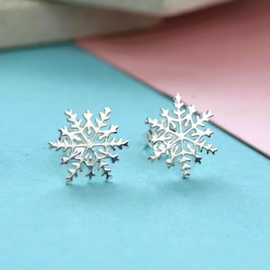 Snowflake Stud Earrings Silver Christmas Earrings Minimalist Dainty Earrings Simple Stud Earrings Christmas Jewelry