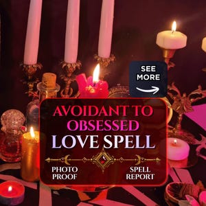以下が含まれることがあります： 金色のホルダーに入った白と赤のキャンドルと、AVOIDANT TO OBSESSED LOVE SPELL、PHOTO PROOF、SPELL REPORTというテキスト、小さなガラス瓶、SEE MOREの矢印アイコンが中央に配置されたグラフィックオーバーレイのコレクション。