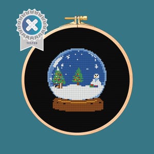 Patrón de punto de cruz de bola de nieve navideña. Diseño descargable en formato PDF digital