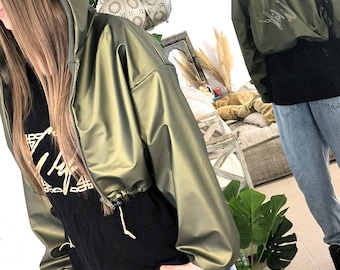 Short metallic khaki jacket, streetwear style, one size between 36 and 40. See 42. Hood, zipper and string to tighten