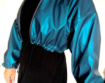 Short metallic blue jacket, streetwear style, one size between 36 and 40. See 42. Hood, zipper and string to tighten