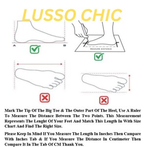 K&ouml;nnte beinhalten: Diagramm zur Messung der Fu&szlig;l&auml;nge f&uuml;r die Schuhgr&ouml;&szlig;e. Enth&auml;lt Umrisse von F&uuml;&szlig;en, eine Person, die einen Fu&szlig; misst, und Textanweisungen. Der Text lautet "LUSSO CHIC" in Gelb. Anweisungen zur Messung vom gro&szlig;en Zeh bis zur Ferse.