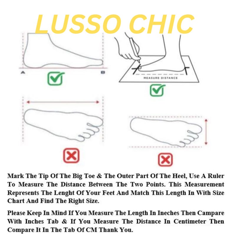 K&ouml;nnte beinhalten: Diagramm zur Messung der Fu&szlig;l&auml;nge f&uuml;r die Schuhgr&ouml;&szlig;e. Enth&auml;lt Umrisse von F&uuml;&szlig;en, eine Person, die einen Fu&szlig; misst, und Textanweisungen. Der Text lautet "LUSSO CHIC" in Gelb. Anweisungen zur Messung vom gro&szlig;en Zeh bis zur Ferse.