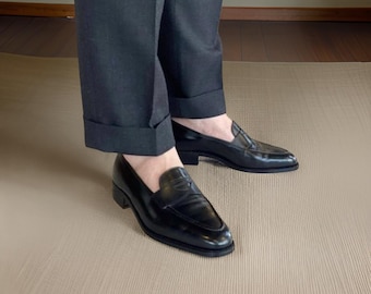 Mocassini da uomo in pelle nera personalizzati e fatti a mano, con suola in cuoio, ideali per l'ufficio, matrimoni e feste.