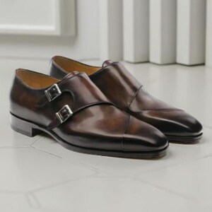 Sapatos masculinos de couro marrom com fivela dupla, feitos à mão, para ocasiões formais como casamentos e eventos sociais.