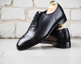 Zapatos Oxford Brogue de cuero negro para hombre con puntera reforzada. Zapatos de negocios modernos.