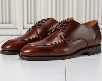 Zapatos Derby de cuero marrón para hombre, con puntera tipo delantal, estilo formal de oficina o negocios.