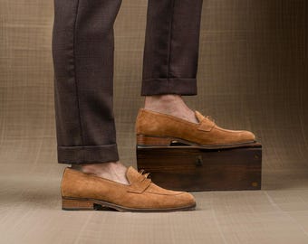 Mocassini da uomo personalizzati in pelle scamosciata, realizzati a mano, con suola in cuoio, classici per ufficio e feste di matrimonio, in pelle marrone.