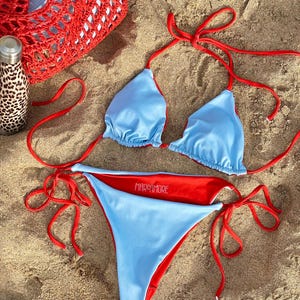 Hellblauer String Bikini Set mit roten Spaghetti Trägern
