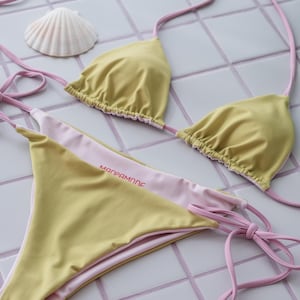 Ensemble de bikini string vert citron et fines bretelles roses