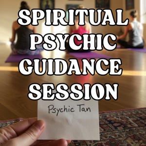 Op de afbeelding: Afbeelding ter promotie van een spirituele psychische begeleidingssessie. De woorden "SPIRITUAL PSYCHIC GUIDANCE SESSION" staan in grote witte letters met een zwarte omlijning. Een hand houdt een briefje vast met "Psychic Tan". Mensen mediteren op de achtergrond.