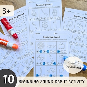 Puede incluir: Una colección de diez hojas de trabajo "Beginning Sound Dab It Activity" para estudiantes jóvenes, con ilustraciones y opciones de letras. Incluye rotuladores de puntos rojos y naranjas. Para niños de 3 años en adelante.
