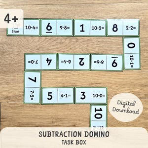 Puede incluir: Un juego de dominó de resta con fichas rectangulares verdes y blancas. Las fichas muestran problemas de resta y respuestas, con números del 0 al 10. El juego está diseñado para niños de 4 años en adelante. El texto "Subtraction Domino Task Box" está en la parte inferior.