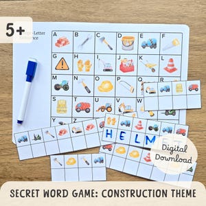 Op de afbeelding: Een geheime woordspel met bouwthema voor kinderen vanaf 5 jaar. Het spel bevat een wit bord met bouwafbeeldingen en letters, plus bijpassende kaarten. Een blauwe whiteboardmarker is inbegrepen. Het woord "HELM" staat op een van de kaarten.