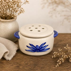 Vintage keramische potpourrikom met blauwe bloemen deksel, klein Cottagecore-decor