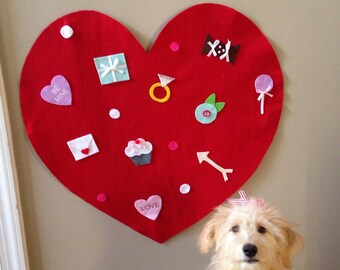 Gran corazón de fieltro con adornos extraíbles.