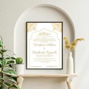 Könnte beinhalten: Eine gold-weiße Hochzeitsurkunde mit islamischem Design. Die Urkunde lautet "Im Namen Allahs, des Allerbarmers, des Barmherzigen" und "Diese Vereinbarung, getroffen am 27. Juli 2019, entsprechend dem 2. Tag des Rajab 1441 AH, in der Stadt London, Vereinigtes Königreich, bescheinigt, dass die Ehe von..."