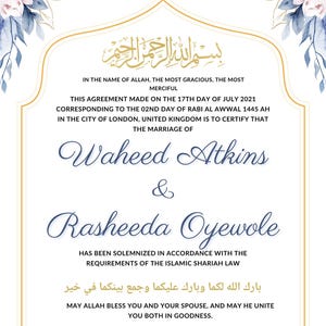 Può includere: Un certificato di matrimonio con bordi floreali blu e rosa. Il testo recita: "Nel nome di Allah, il più misericordioso, il più compassionevole. Questo accordo fatto il 17 luglio 2021, corrispondente al 2° giorno di Rabi al-Awwal 1445 AH nella città di Londra, Regno Unito, certifica che il matrimonio di Waheed Atkins e Rasheeda Oyewole è stato celebrato in conformità con i requisiti della legge islamica della sharia. Che Allah vi benedica, voi e il vostro coniuge, e che vi unisca entrambi nella bontà."