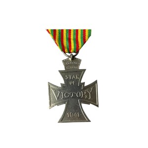 Puede incluir: Una medalla de plata de la Estrella de la Victoria con una cinta roja, amarilla y verde. La medalla es una cruz con las palabras "Star of Victory" y "1941" inscritas en ella.