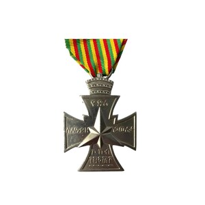 Puede incluir: Una medalla de plata con una estrella en el centro y el texto "1904" y "1921" en los brazos de la cruz. La medalla est&aacute; suspendida de una cinta de rayas verdes, amarillas y rojas.