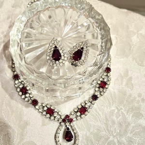 Vintage Kramer of NY Strass und Faux Rubin Halskette und Ohrclip Set