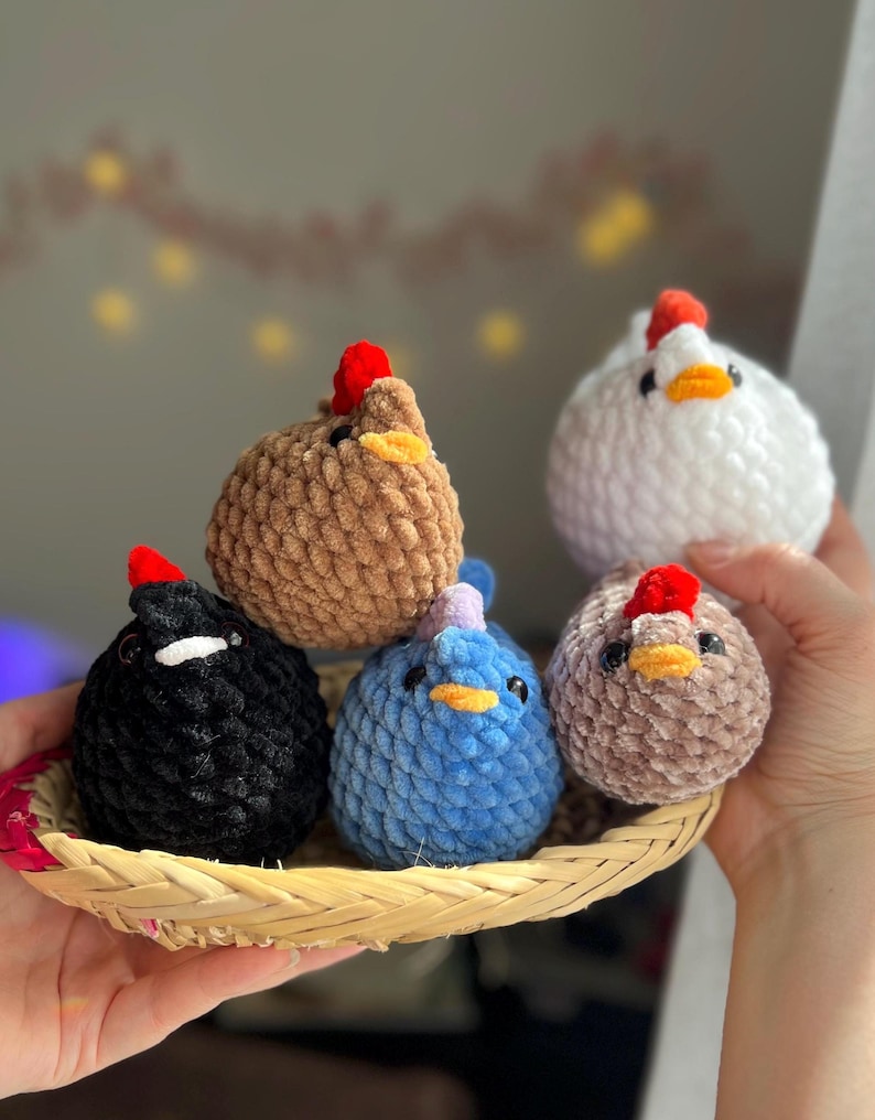 Virkade kycklingar inspirerade av Stardew Valley – Handgjorda spelplyschdjur | Present till videospelsfans | Amigurumi-kycklingplyschdjur bild 1