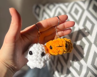Portachiavi Amigurumi di Halloween – Simpatico fantasma e zucca all'uncinetto, portachiavi in peluche Kawaii fatto a mano, regalo autunnale spettrale, ciondolo per borsa per gli amanti di Halloween