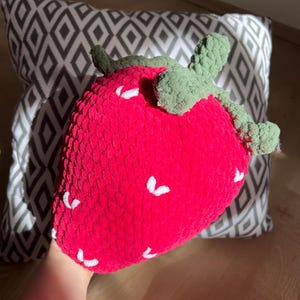 イチゴのアミグルミぬいぐるみ | 手作りかぎ針編みフルーツ | かわいいお部屋のインテリア | 柔らかいイチゴのぬいぐるみ枕 | かわいいギフトアイデア