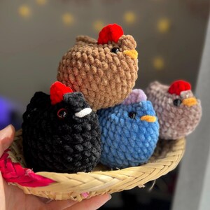 Virkade kycklingar inspirerade av Stardew Valley – Handgjorda spelplyschdjur | Present till videospelsfans | Amigurumi-kycklingplyschdjur bild 6