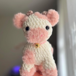Flauschige Baby Kuh Häkeln Amigurumi - Handgefertigte Plüsch Kuh | Kawaii Geschenkidee | Niedliches Tier vom Bauernhof Softie | Bezaubernde Kuschelkuh