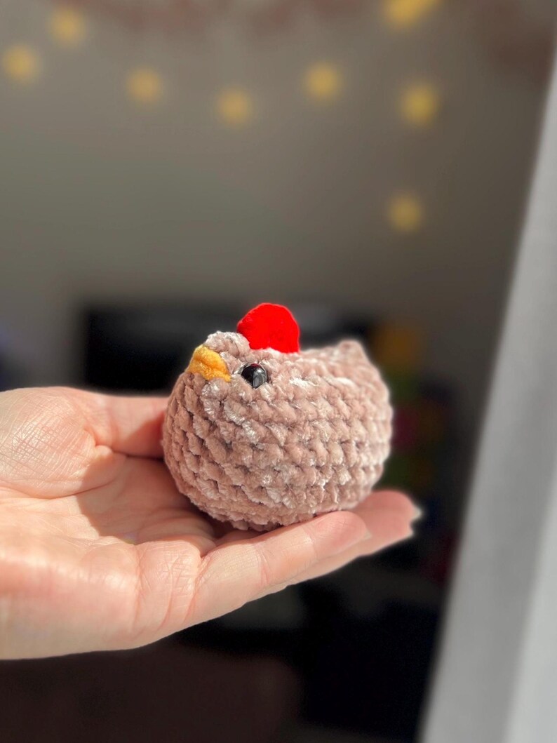 Virkade kycklingar inspirerade av Stardew Valley – Handgjorda spelplyschdjur | Present till videospelsfans | Amigurumi-kycklingplyschdjur bild 4