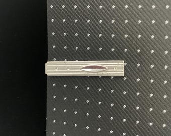 Pasador de corbata vintage de diseño fino en tono plateado, 3,5 cm de largo x 0,63 cm de ancho, ranuras ovaladas/grabadas