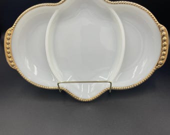 Fuente dividida de vidrio opalino Fire King vintage, estilo cottage-MCM con ribete dorado, apta para horno.