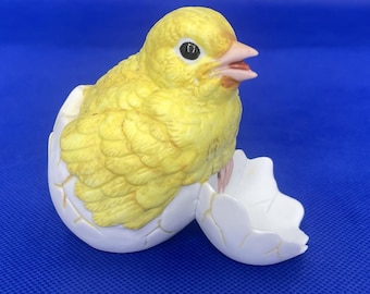 Figura de porcelana de un polluelo de canario saliendo de un huevo, de Andrea by Sadek, 1990.