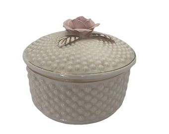 Caja de tocador vintage con tapa redonda y clavos de porcelana, rosas con ribete dorado, estilo japonés.